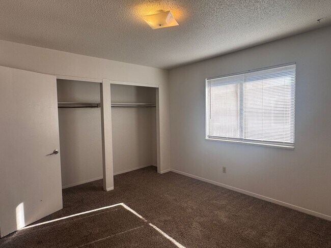 Building Photo - 2 Bed, 1 Bath, 2 Story Townhouse!!!