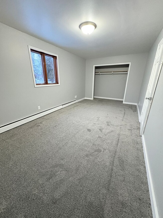 Building Photo - Remodeled 3 bed 2 bath