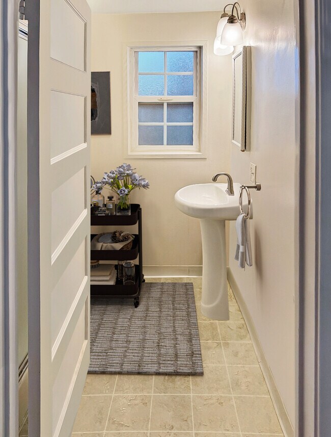 Building Photo - 38 8th Ct