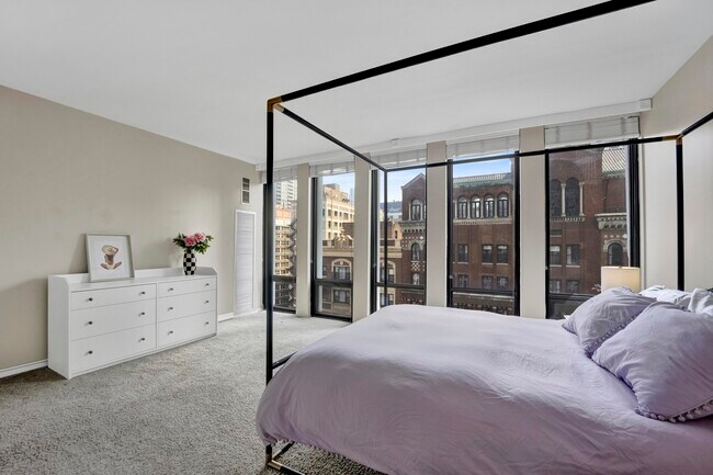 Building Photo - 200 E Delaware Pl