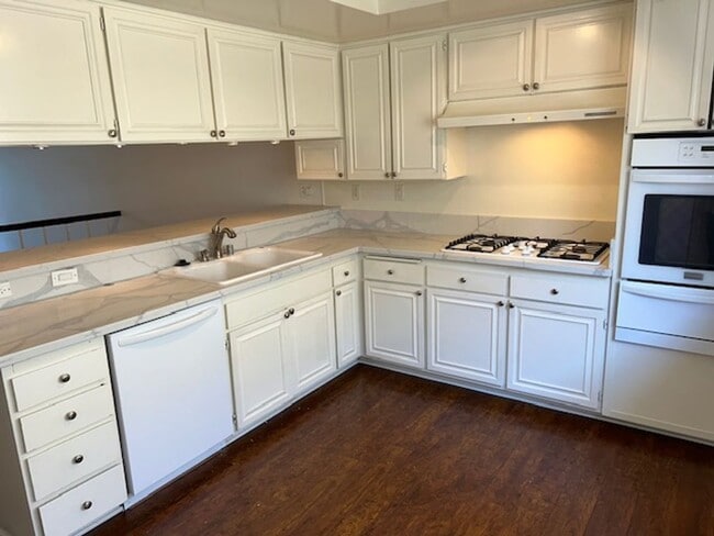 Building Photo - Townhouse  3+2.5