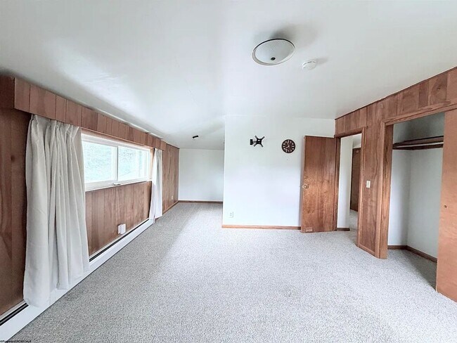 Building Photo - Large 4 Bedroom Home Near WVU, Hospitals & Downtown Morgantown