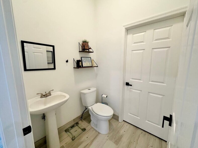 Building Photo - 1813 Wood Fern Dr