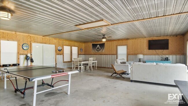 Building Photo - Gorgeous Waterfront Property with 4 Bedroo...