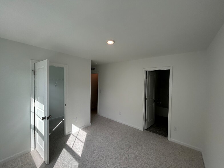 Building Photo - 1510 Crescent Townes Wy