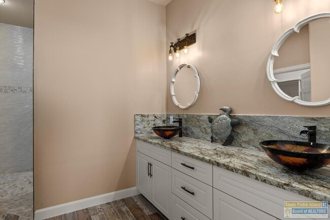 Building Photo - 618 N Shore Dr