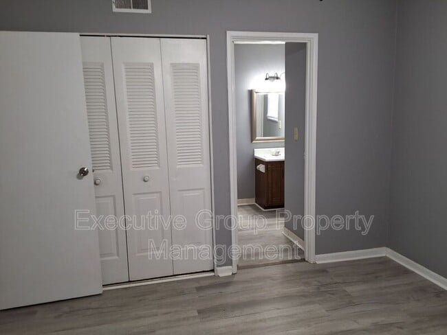 Building Photo - 246 Elmwood Dr