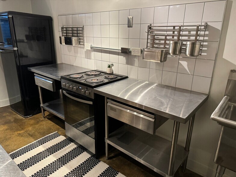 Building Photo - 1568 Vine St