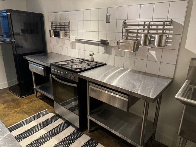 Building Photo - 1568 Vine St