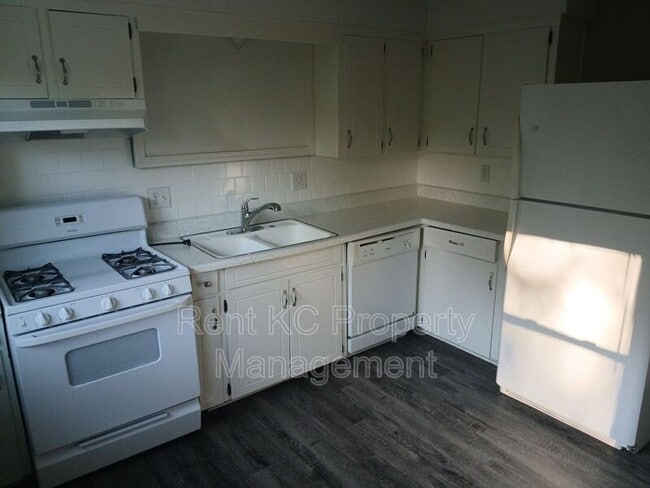 Building Photo - 5038 N Topping Ave