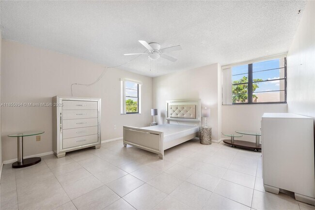 Building Photo - 10625 SW 112th Ave