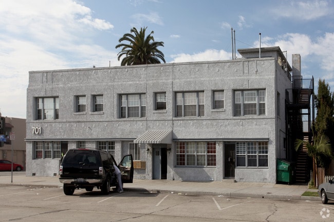Building Photo - 701 Linden Ave