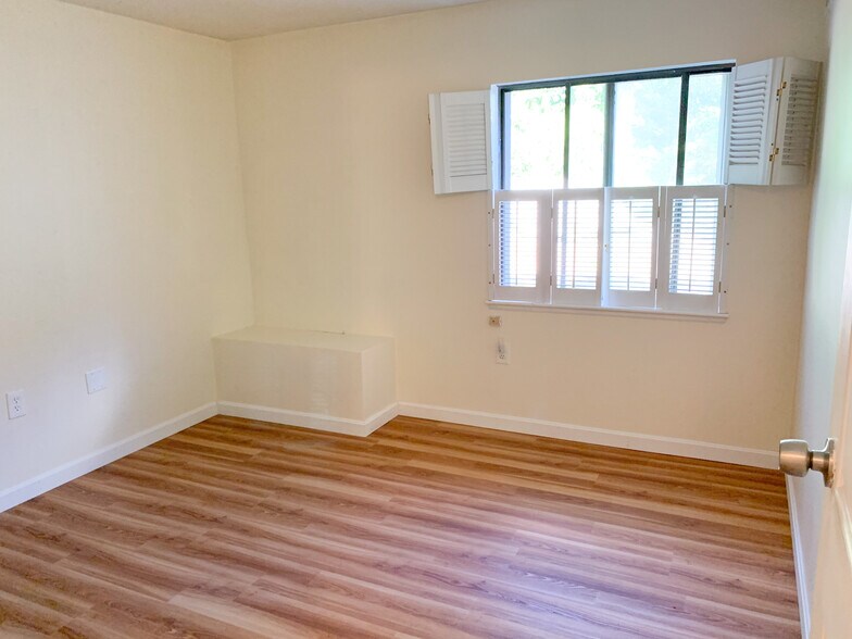 Building Photo - 7 Village Rock Ln