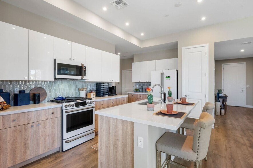 Building Photo - 1340 Rockwood Dr