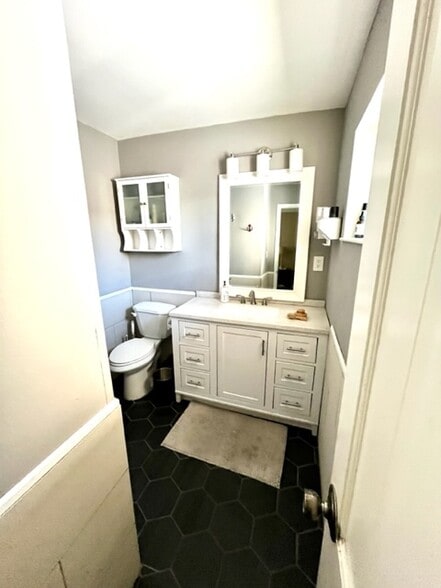 Master bathroom - 1247 W Devonshire St
