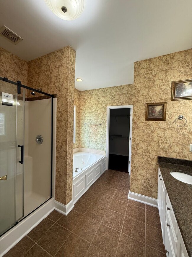Building Photo - 450 Sterling Dr