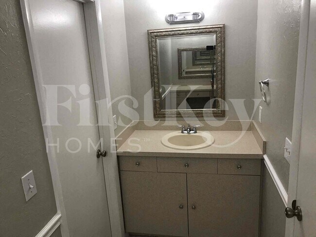 Building Photo - 241 SW 32nd Terrace