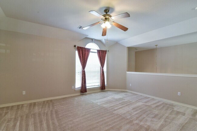 Building Photo - Large Mansfield High Home Centrally Located