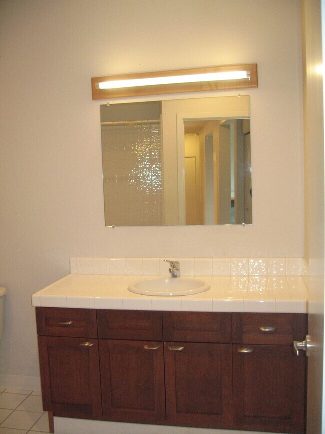 Building Photo - NO PARKING/2+ bed/2 bath top floor condo w...