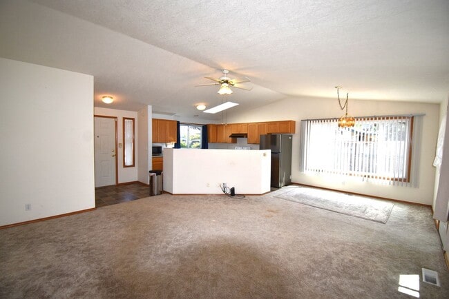 Building Photo - Spacious Home.