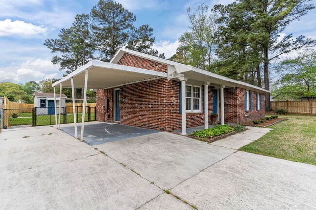 Building Photo - Pet-Friendly | Large Fenced Yard in North Wilmington