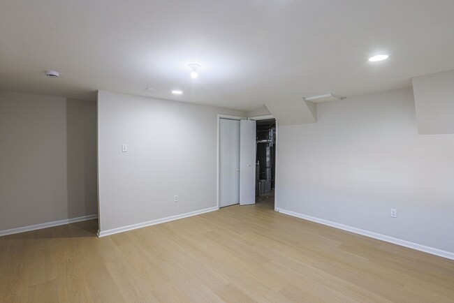 Building Photo - JUST RENOVATED Huge 3 bedroom 3 bathroom t...