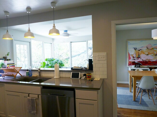 Building Photo - 310 West Mistletoe Avenue