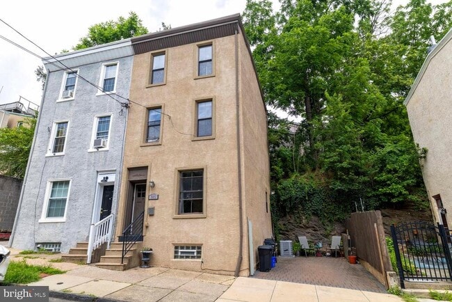 Primary Photo - 310 Burnside St