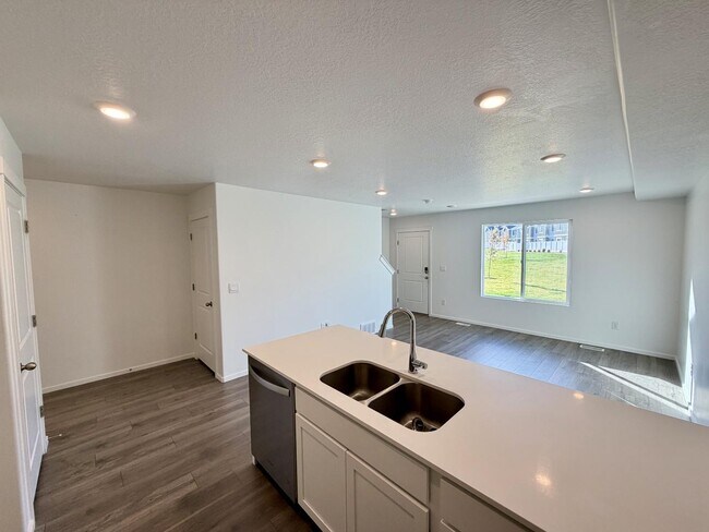 Building Photo - 3698 E 1520 S