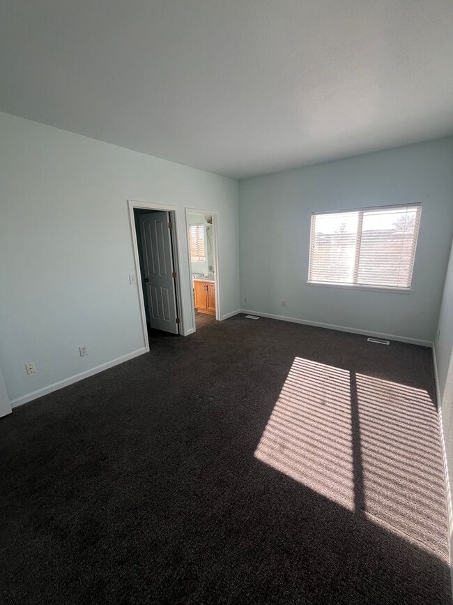 Building Photo - End Unit 3 Bedroom 2 Bath Townhome in Comm...
