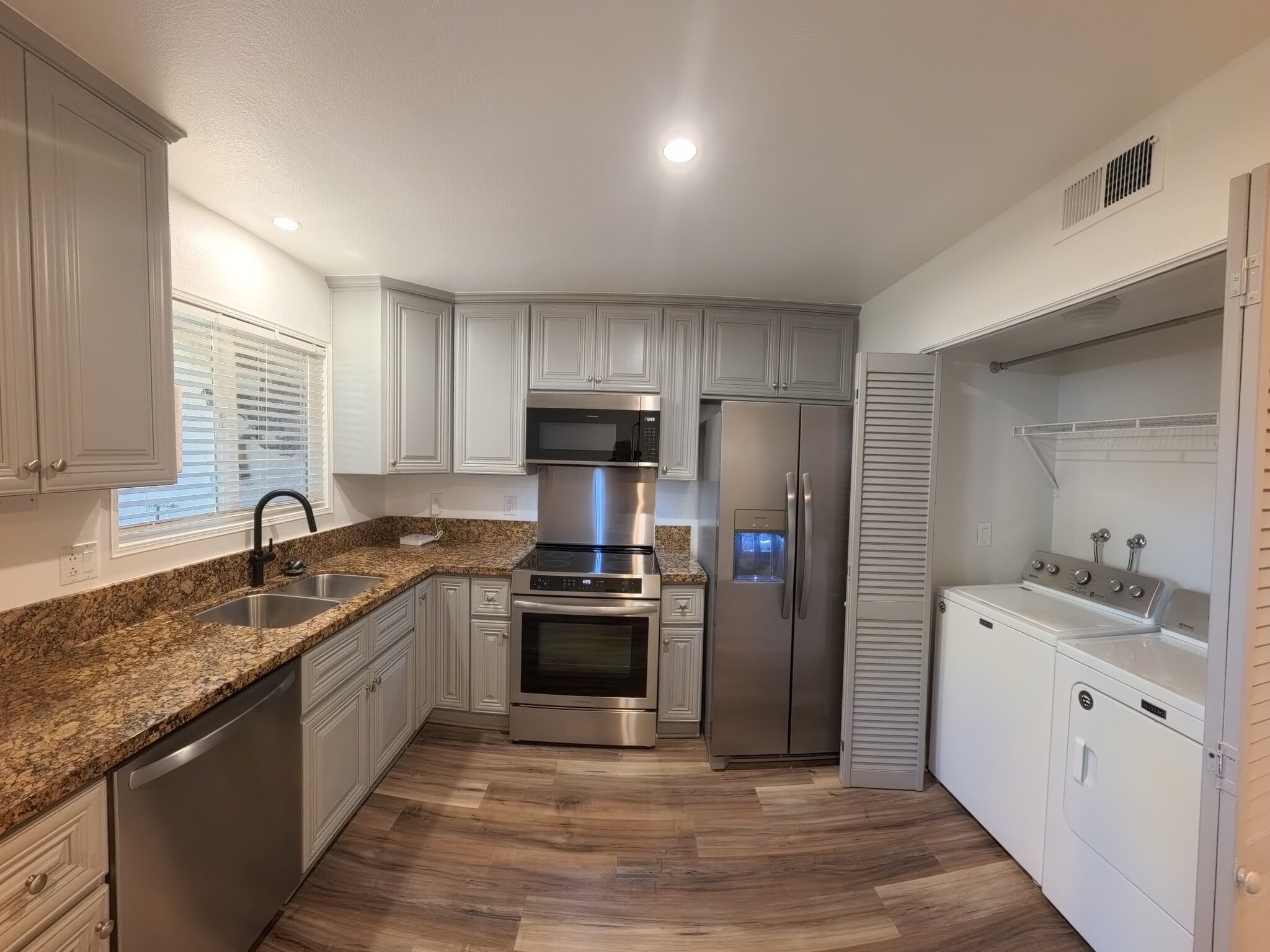 kitchen - 30535 Canwood St