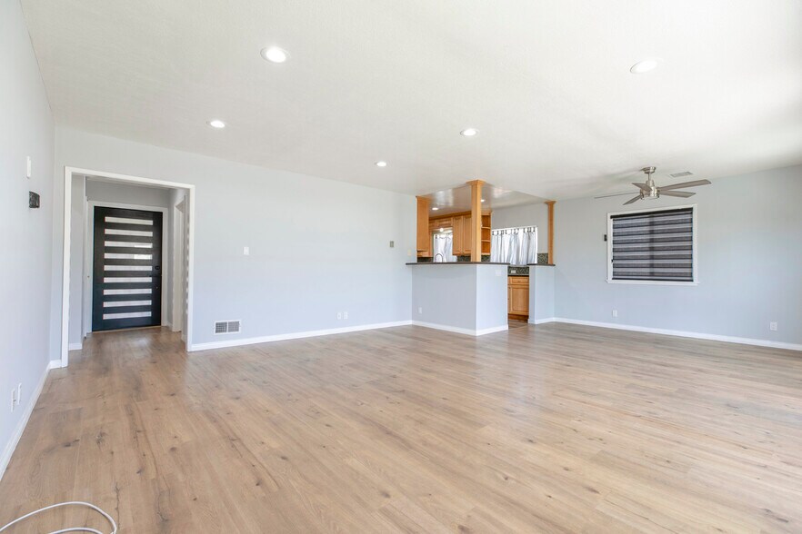 Building Photo - 10430 Langdon Ave