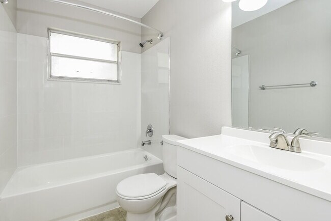 Building Photo - 999 Tomes Ct