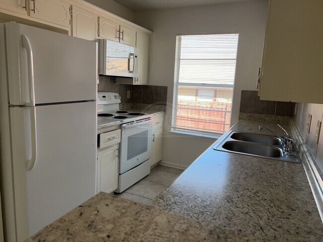 Building Photo - 2405 Bermuda Dr