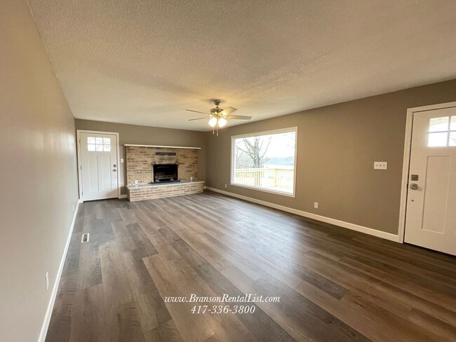 Building Photo - Newly Remodeled 3BR/2BA