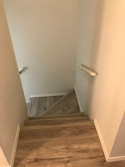 Stairs - 5750 Golf Hts