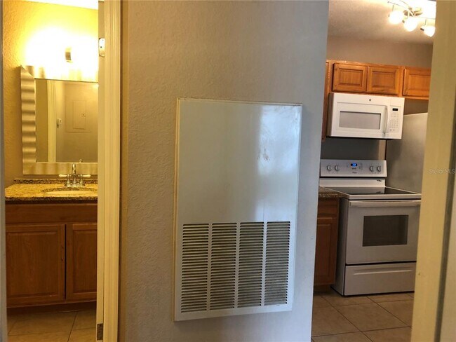 Building Photo - 1043 S Hiawassee Rd