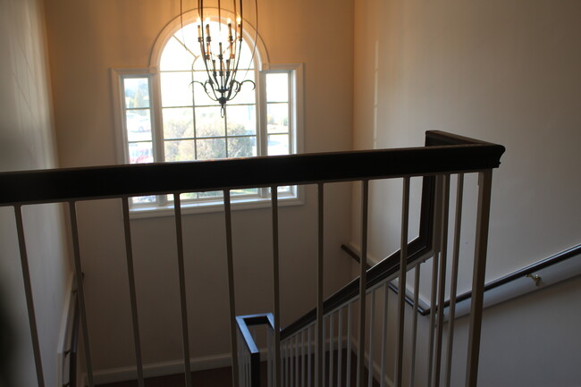 Entry foyer into the building - 6118 Hedgecock Cir