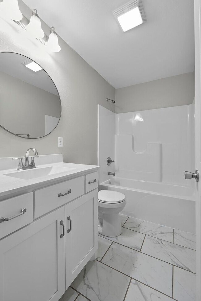 Building Photo - 424/426 E. Deerwood Dr