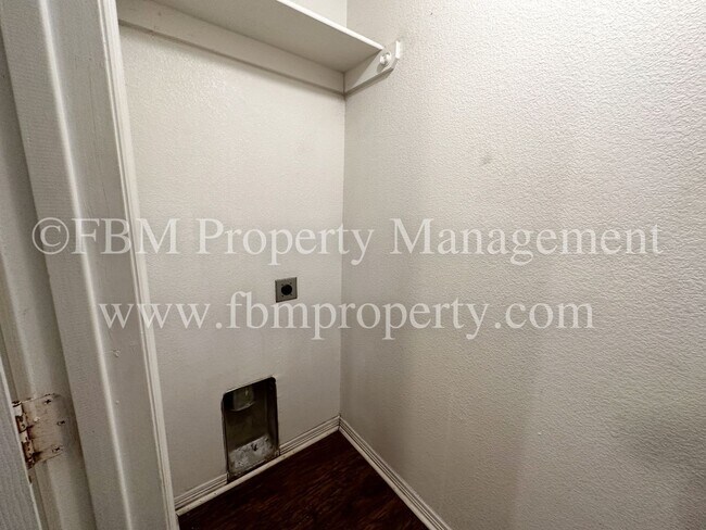 Building Photo - 1510 Drexel Drive - Charming 3 Bedroom, 2 Bathroom Brick Duplex in Waxahachie, TX!