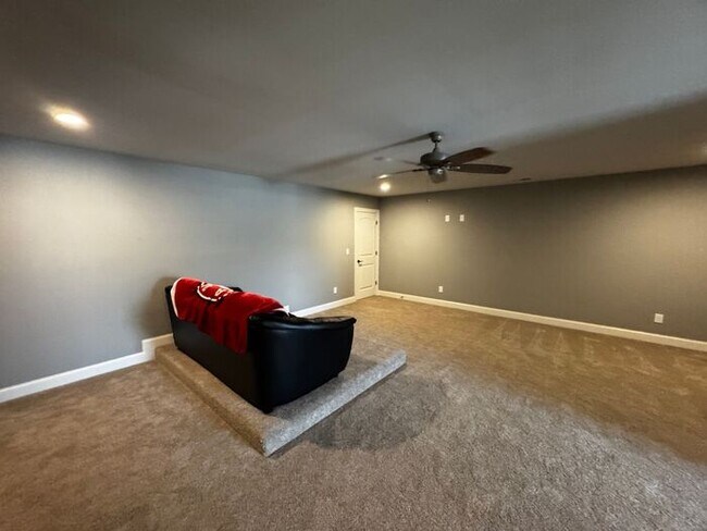 Building Photo - Spacious and luxurious with bonus room