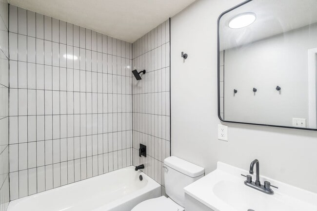 Building Photo - 721 Reinhard Ave