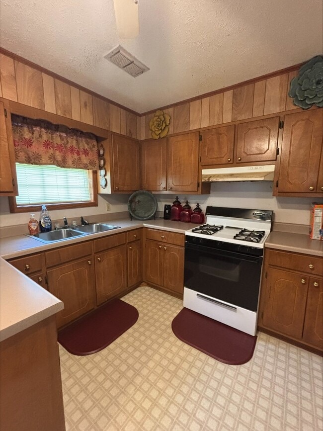 Building Photo - 131 Center St