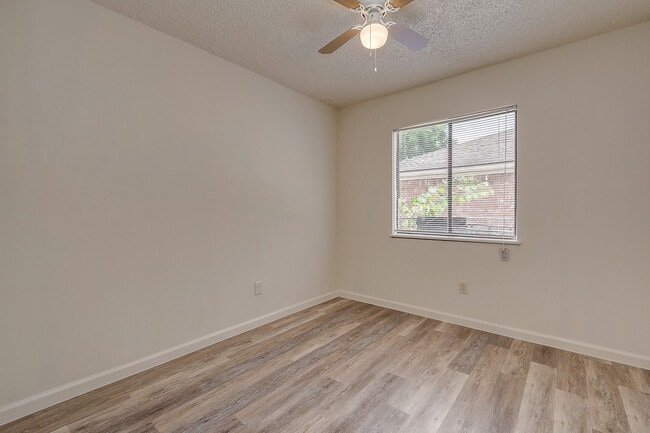 Building Photo - $1,450  3 Bedr/ 1 bath Beautiful Home in D...