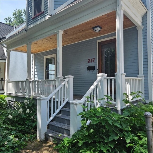 Building Photo - 217 Merriman St