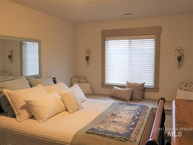 Building Photo - 2084 W Pine Ave