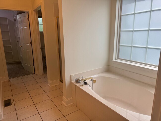 Building Photo - Brentwood 4BR Home
