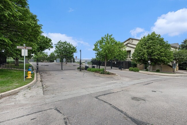 Building Photo - 2 bedroom Condo ,Gated community  Hillsbor...
