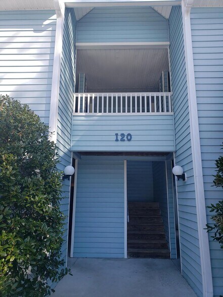 Building Photo - 120 Breezewood Dr