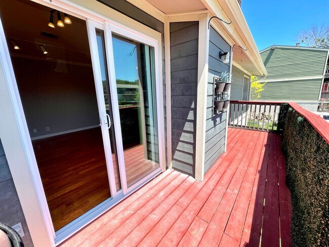 Building Photo - Cozy 1 Bedroom, 1 Bathroom Condo In the He...